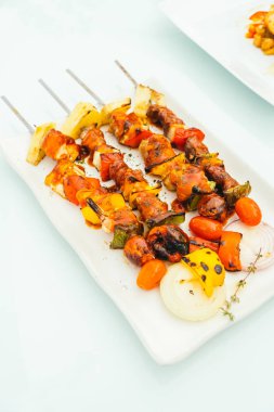 Barbekü et sopa beyaz plaka ızgara