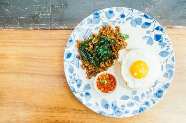 Fesleğen yaprağı ve pirinç ile baharatlı domuz eti