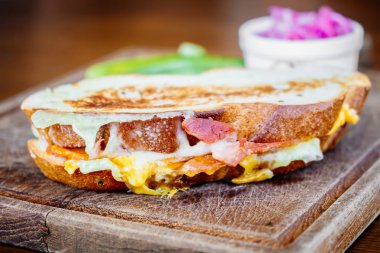 Pastırma ve yumurta ile sandviç