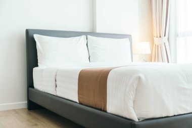 Yatakta rahat yastık