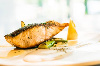 Eti biftek beyaz plaka soslu somon fileto