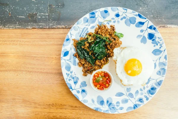 Babi pedas dengan daun kemangi dan nasi — Stok Foto