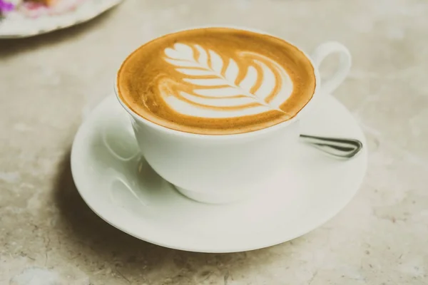 White cup with latte coffee and cake — Stock Photo, Image