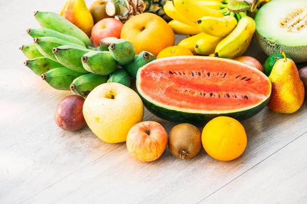 Frutas mistas com laranja de maçã e outras — Fotografia de Stock