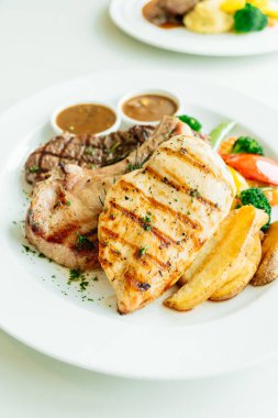 Tavuk göğsü ve domuz eti sığır eti biftek ve sebze ile