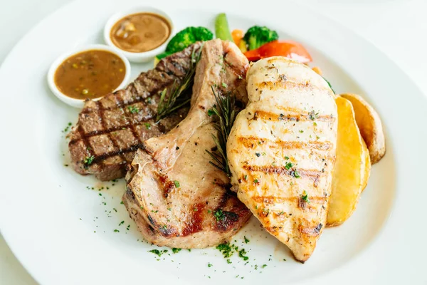 Pechuga de pollo y chuleta de cerdo con filete de carne de res y verduras — Foto de Stock