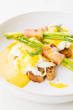 Pastırmalı yumurta benedict kuşkonmaz twist