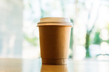 Kağıt Kupası kafede masada sıcak latte kahve