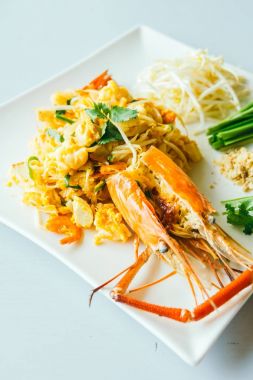 Jumbo karides ile Pad Tay erişte