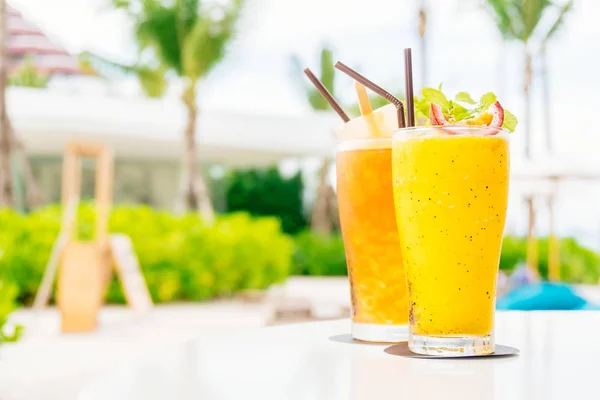 Iced cocktails drinking glass with beach and sea — Stock Photo, Image