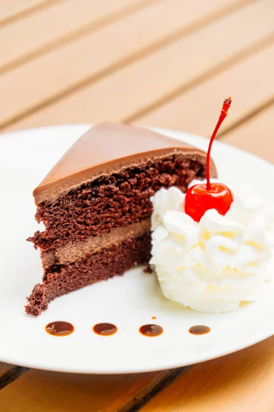 Chocolate cake with whipped cream — Stock Photo, Image