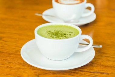 Sıcak yeşil matcha latte beyaz Kupası