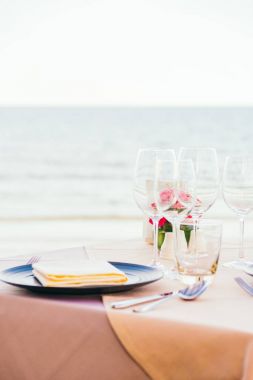 Romantik yemek masası Şarap kadehi ile ayar ve diğer