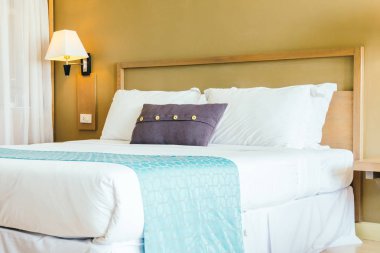 Yatakta rahat yastık