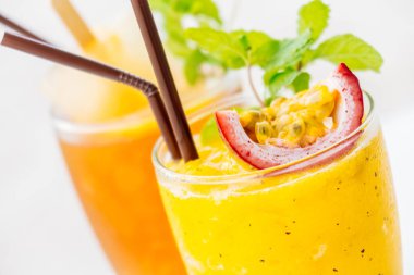 Plaj ve deniz ile cam içme buzlu kokteyller