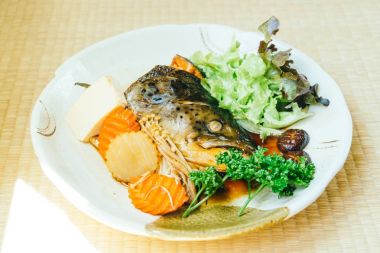 Haşlanmış somon balık tatlı sos ve sebze ile başkanı