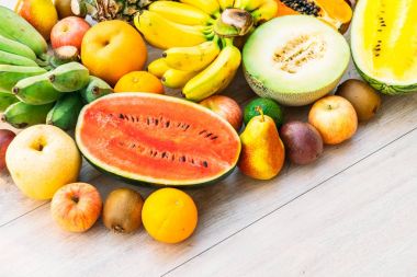 Elma muz portakal ve diğer karışık meyve