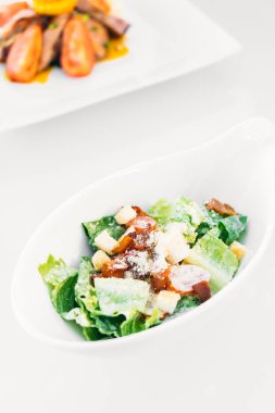 Sezar salatası beyaz kase 