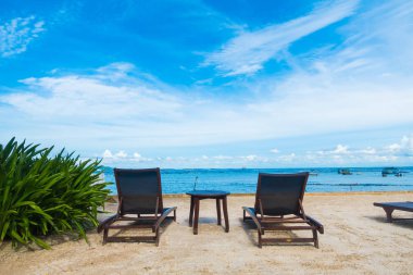 Sahildeki boş sandalye.