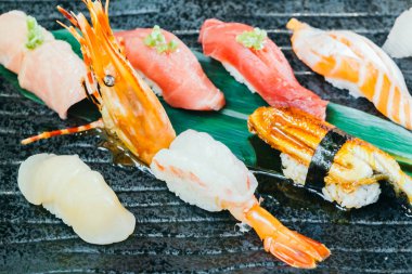 Ham ve taze somon balığı karides ve diğer suşi