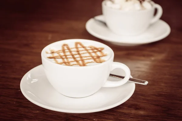 Warme karamel koffie kopje latte — Stockfoto