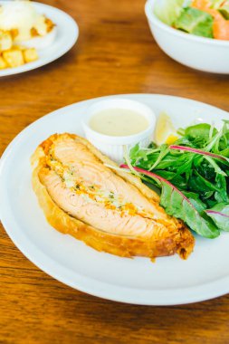 Beyaz tabak içinde somon steak