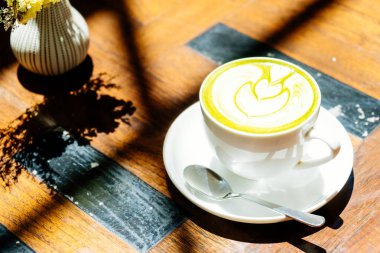 Yeşil çay, sütlü sütlü kahve.