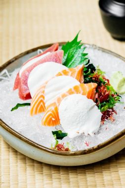 Ham ve taze sashimi somon ve ton balığı eti ile ayarla