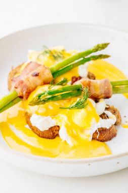 Pastırmalı yumurta benedict kuşkonmaz twist