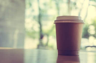 Kağıt Kupası kafede masada sıcak latte kahve