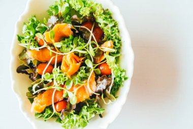 Sebze salatası ile somon füme