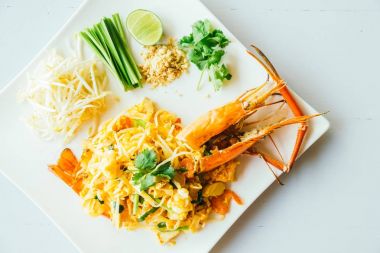 Jumbo karides ile Pad Tay erişte