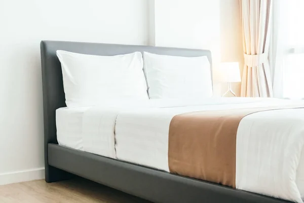 Pernă confortabilă pe pat — Fotografie, imagine de stoc