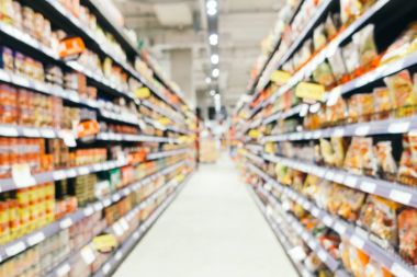 Soyut bulanıklık ve süpermarkette alışveriş bölümü s defocused