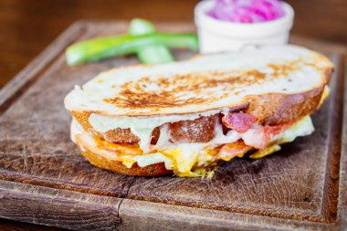 Pastırma ve yumurta ile sandviç