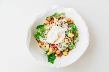 Sezar salata taze sebze ile