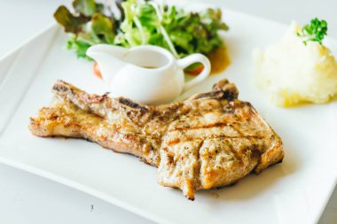 Izgara domuz eti et biftek