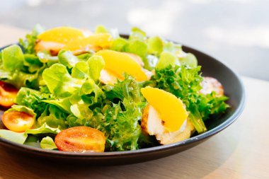 Izgara tavuk etli sebze salatası