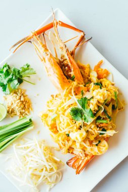 Jumbo karides ile Pad Tay erişte