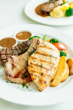 Tavuk göğsü ve domuz eti sığır eti biftek ve sebze ile