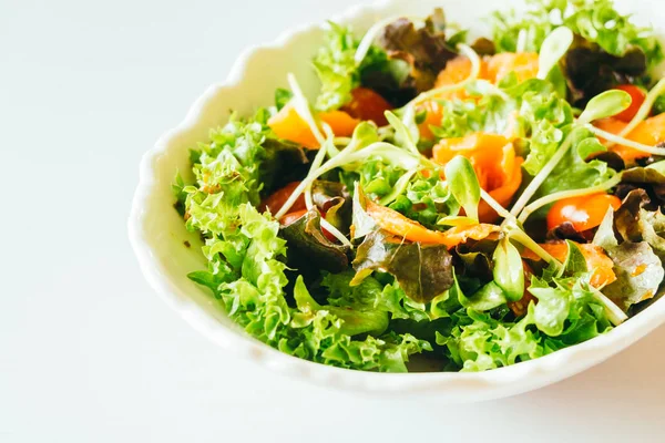 Saumon fumé avec salade de légumes — Photo