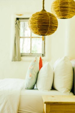 Yatak odasının iç tarafında yastık ve yatak dekorasyonu.