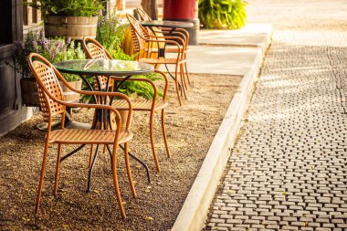 Boş sandalye ve masa etrafında açık kafe Cafe ve restau