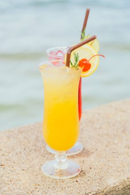 Plaj ve deniz ile cam içme buzlu kokteyller