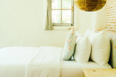 Yatak odasının iç tarafında yastık ve yatak dekorasyonu.