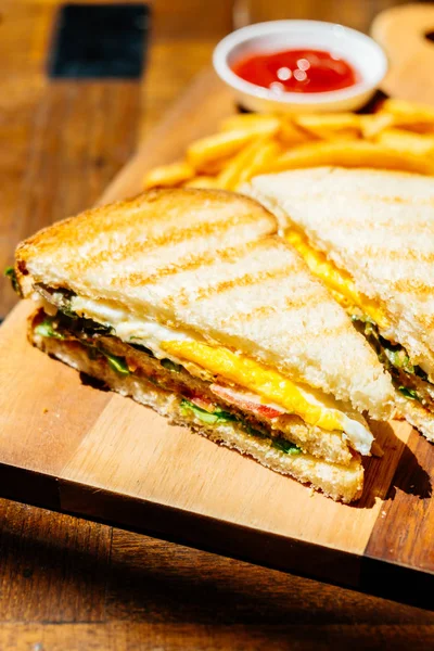 Club sandwich met frietjes — Stockfoto