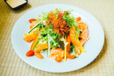 Beyaz tabak içinde somon salata