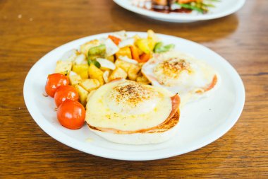 Sebze kahvaltı için yumurta benedict