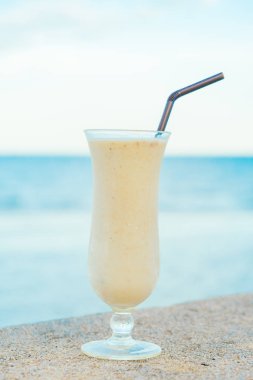 Muz smoothies cam içme buz