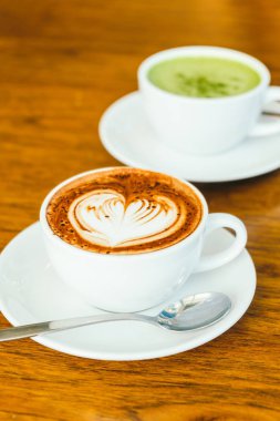 Beyaz fincan sıcak çikolatalı latte